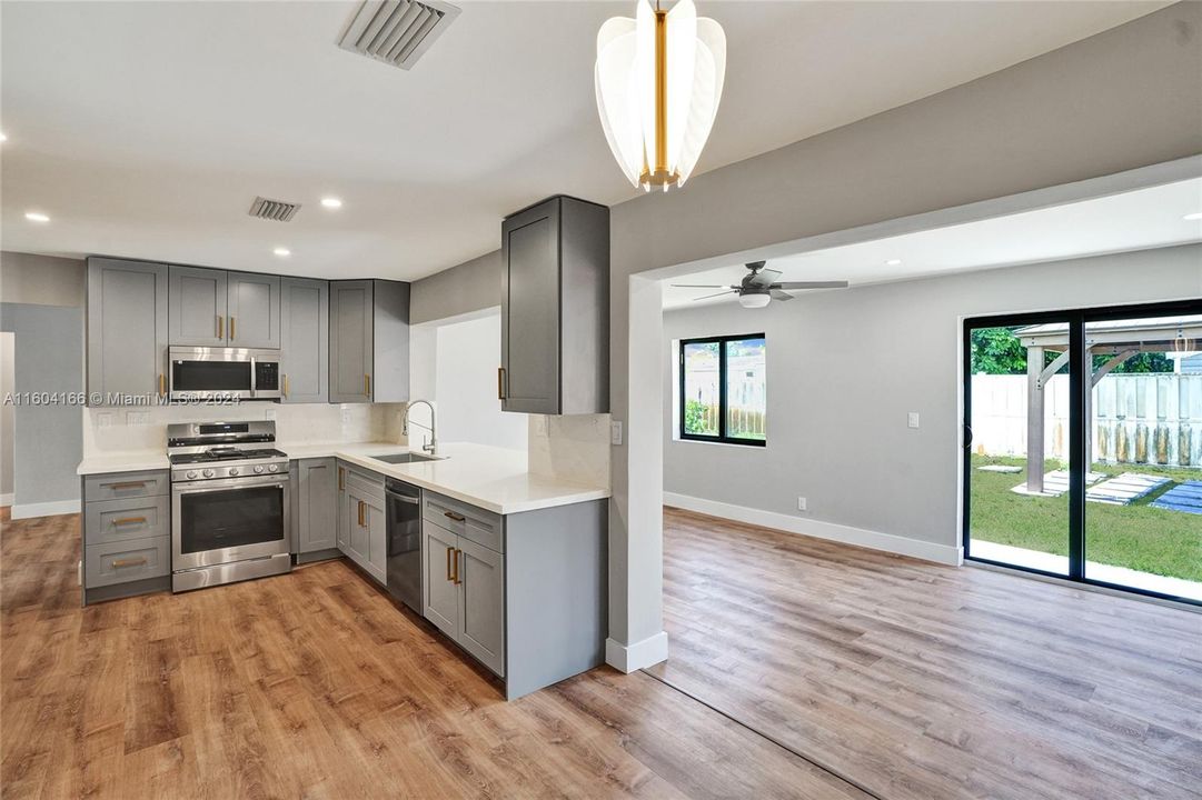 Active With Contract: $499,900 (3 beds, 2 baths, 1537 Square Feet)