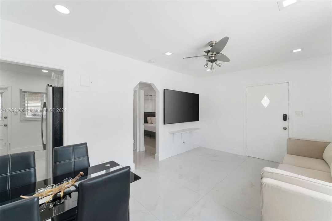 Active With Contract: $1,800 (1 beds, 1 baths, 1468 Square Feet)