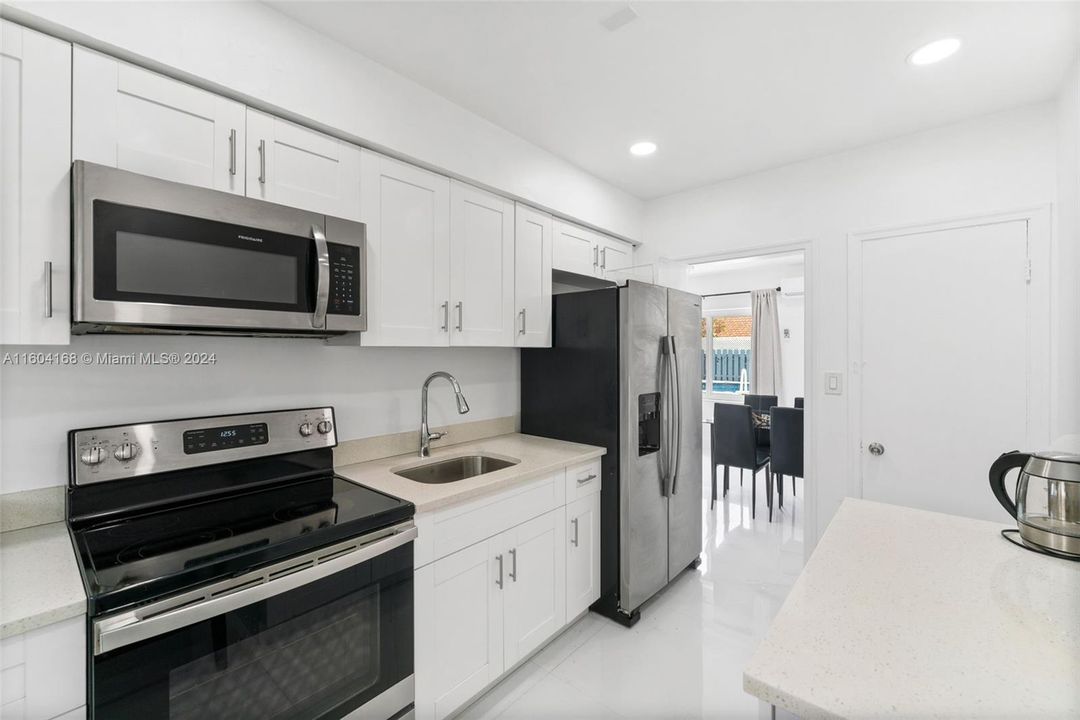 Active With Contract: $1,800 (1 beds, 1 baths, 1468 Square Feet)