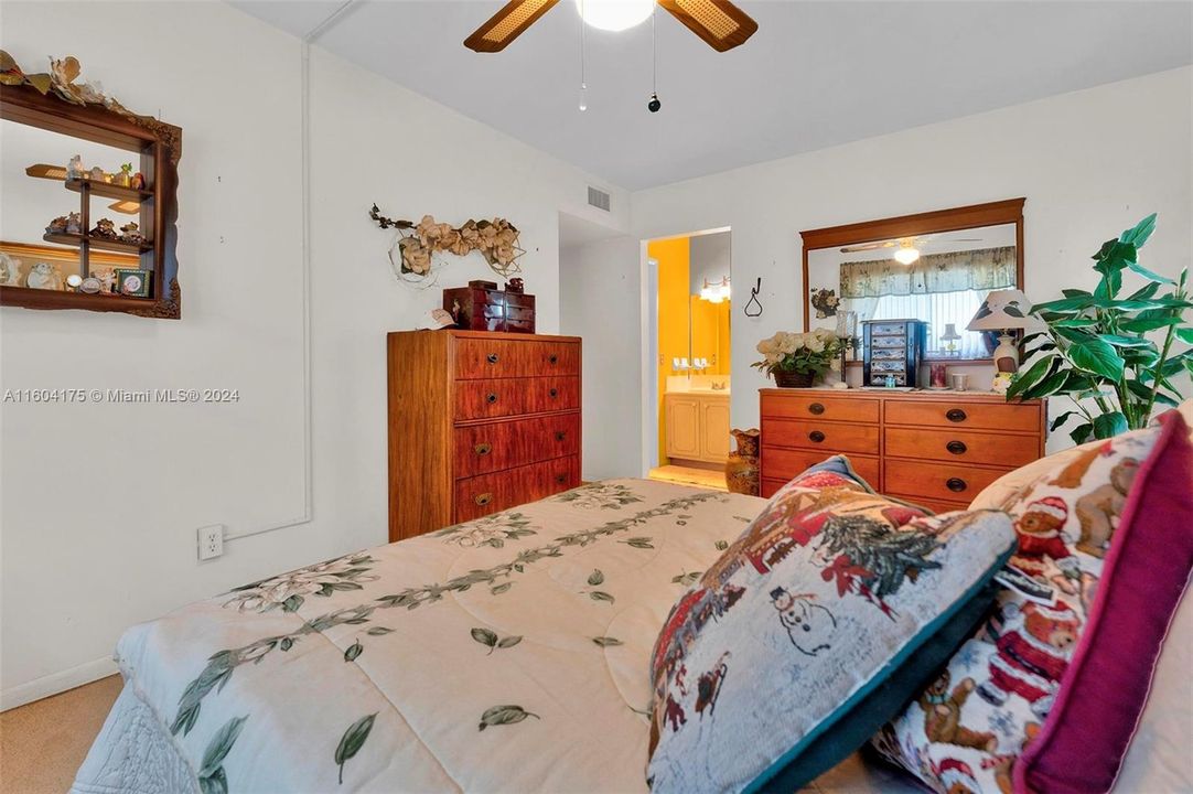 For Sale: $149,000 (2 beds, 2 baths, 1104 Square Feet)