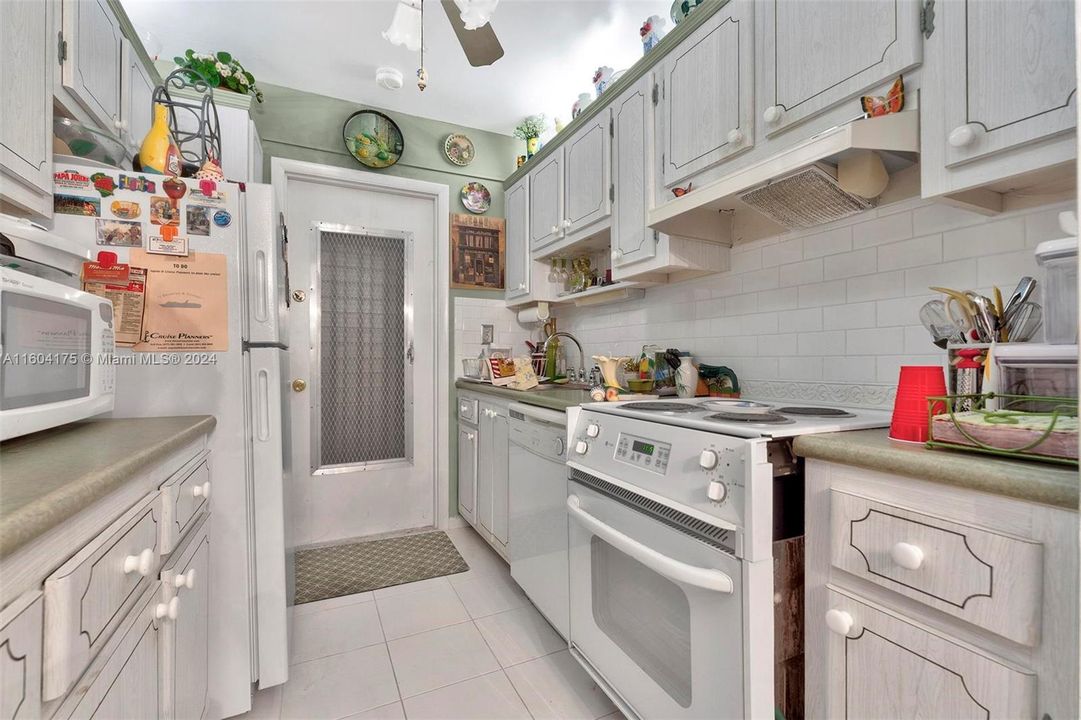 For Sale: $149,000 (2 beds, 2 baths, 1104 Square Feet)