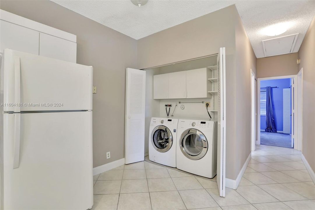 For Sale: $319,900 (2 beds, 2 baths, 1233 Square Feet)