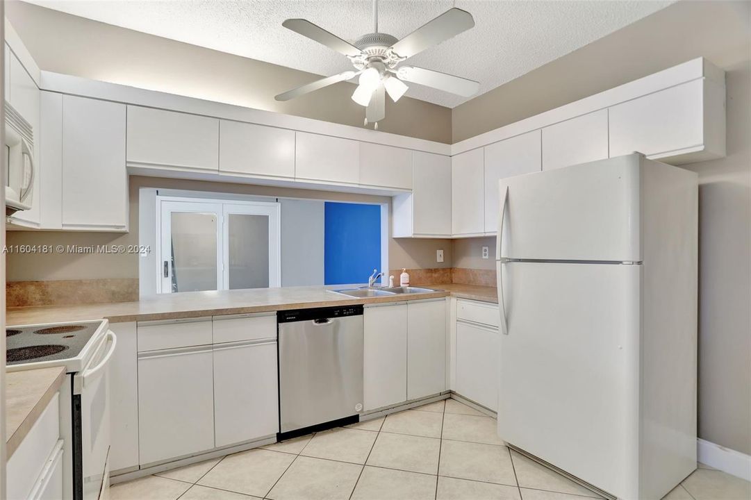 For Sale: $319,900 (2 beds, 2 baths, 1233 Square Feet)