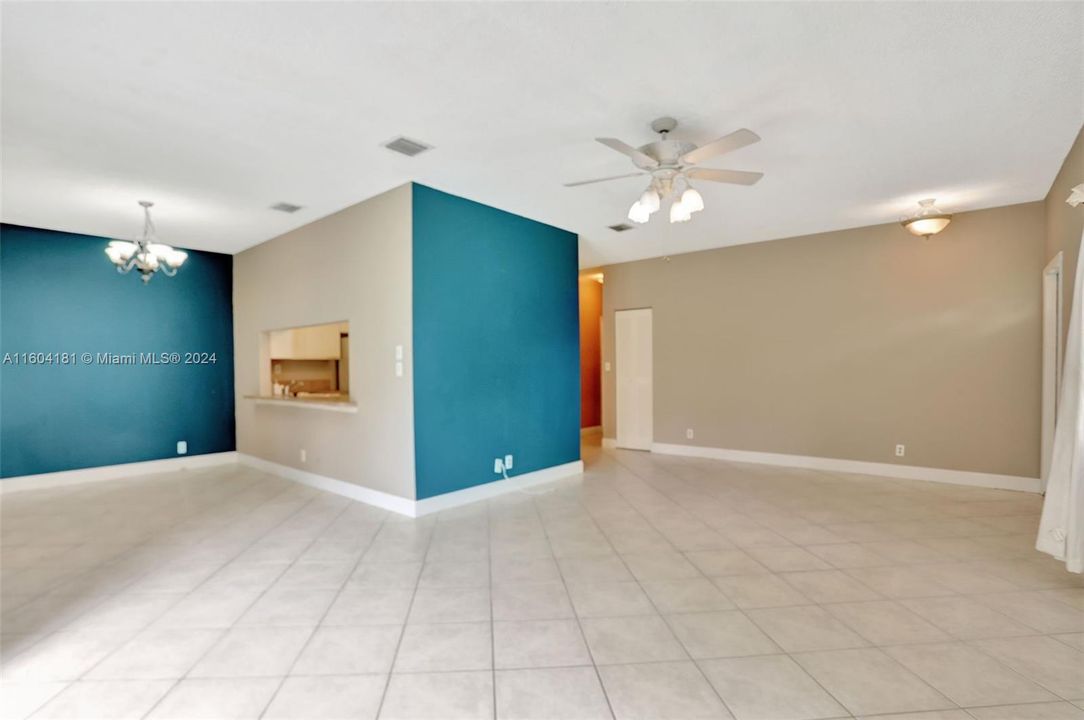 For Sale: $319,900 (2 beds, 2 baths, 1233 Square Feet)