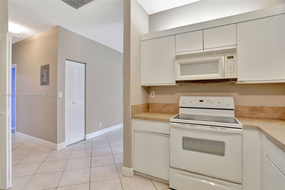 For Sale: $319,900 (2 beds, 2 baths, 1233 Square Feet)