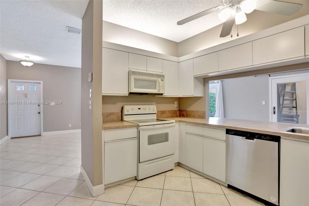 For Sale: $319,900 (2 beds, 2 baths, 1233 Square Feet)