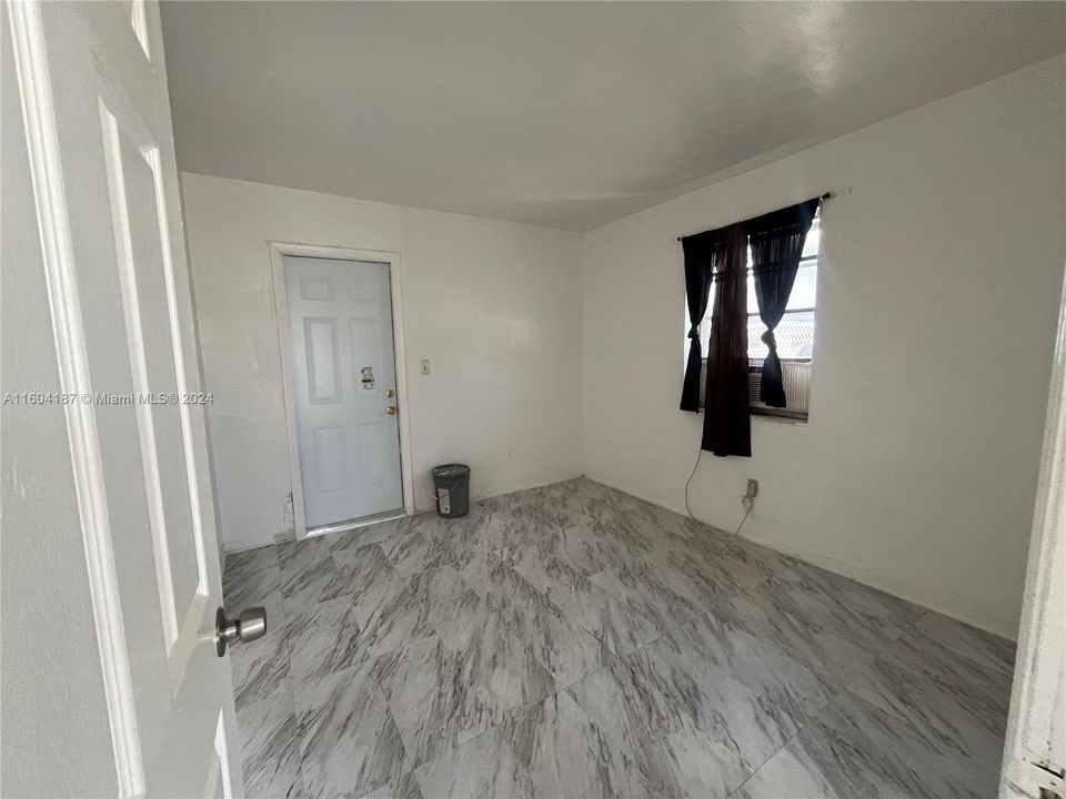 Recently Rented: $1,350 (1 beds, 1 baths, 1784 Square Feet)