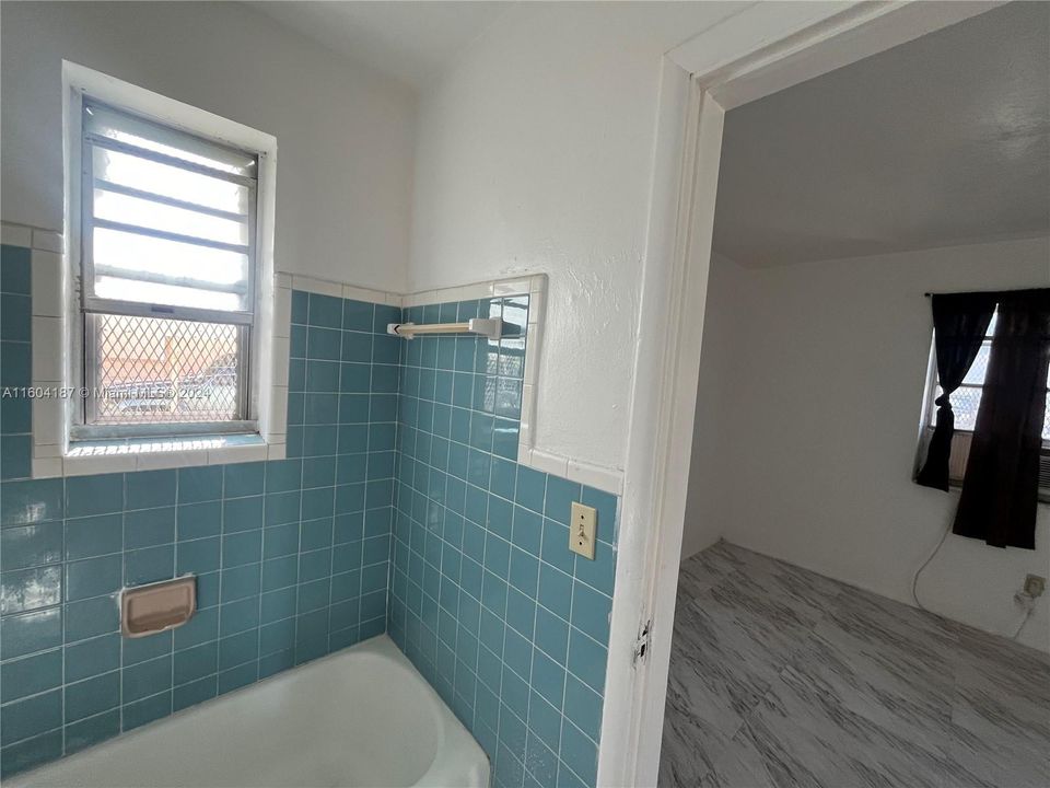 Recently Rented: $1,350 (1 beds, 1 baths, 1784 Square Feet)