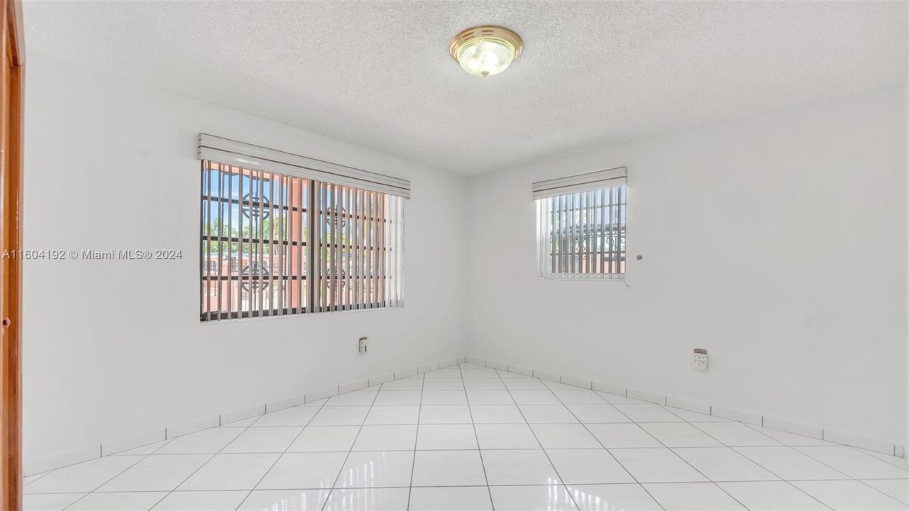 En Venta: $820,000 (4 camas, 3 baños, 1973 Pies cuadrados)