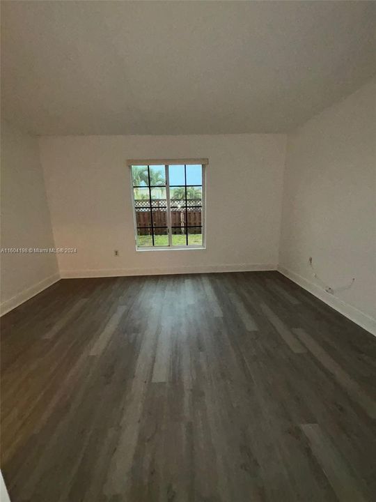 For Rent: $1,900 (1 beds, 1 baths, 810 Square Feet)