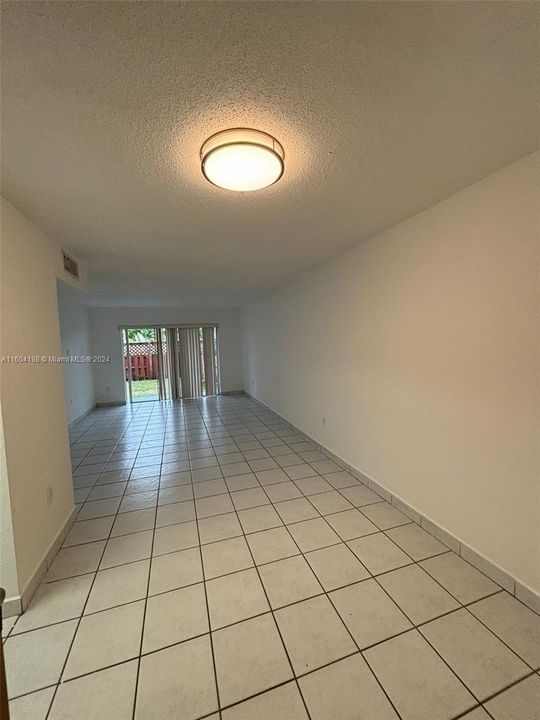 For Rent: $1,900 (1 beds, 1 baths, 810 Square Feet)