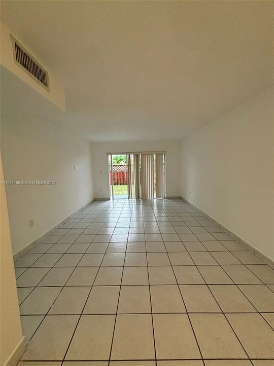 For Rent: $1,900 (1 beds, 1 baths, 810 Square Feet)