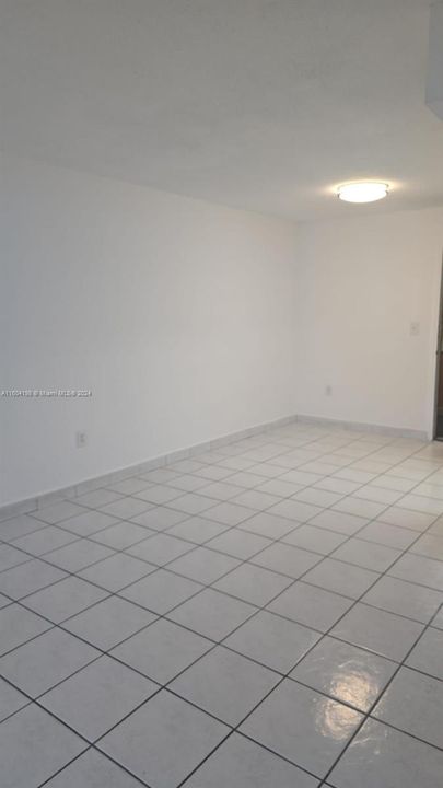 For Rent: $1,900 (1 beds, 1 baths, 810 Square Feet)