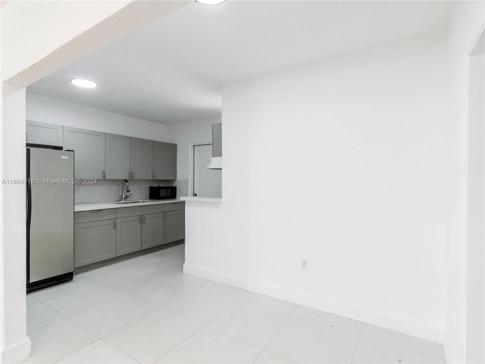 For Rent: $3,190 (3 beds, 1 baths, 985 Square Feet)