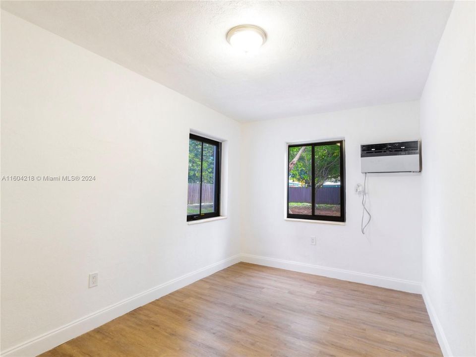 For Rent: $3,190 (3 beds, 1 baths, 985 Square Feet)