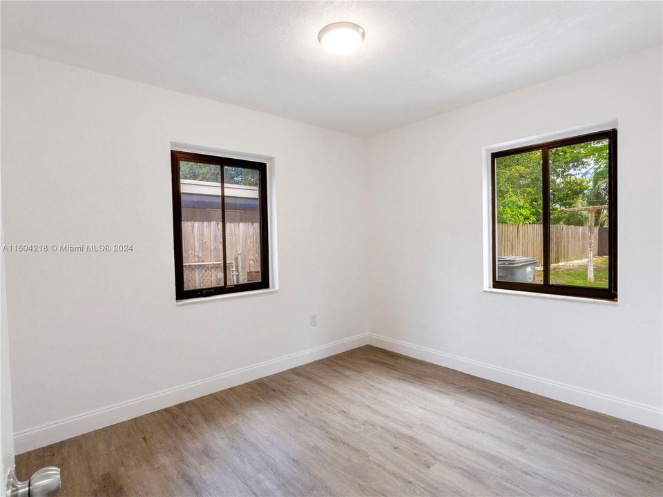 For Rent: $3,190 (3 beds, 1 baths, 985 Square Feet)