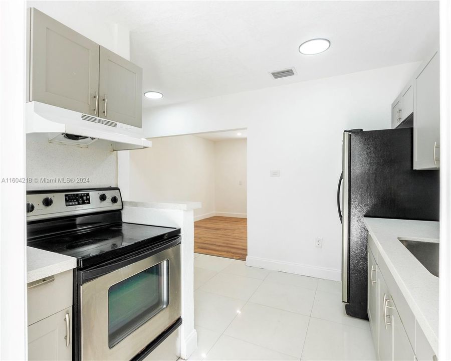 For Rent: $3,190 (3 beds, 1 baths, 985 Square Feet)