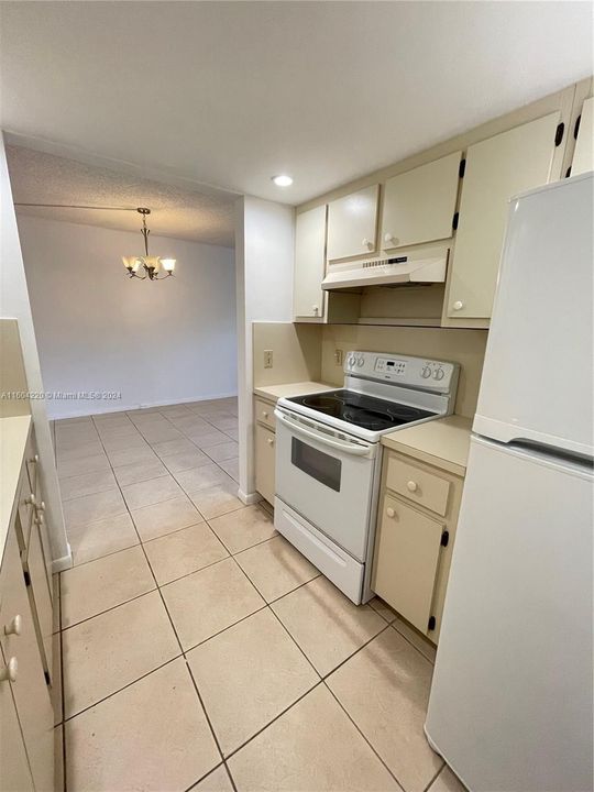 For Sale: $164,000 (1 beds, 1 baths, 811 Square Feet)