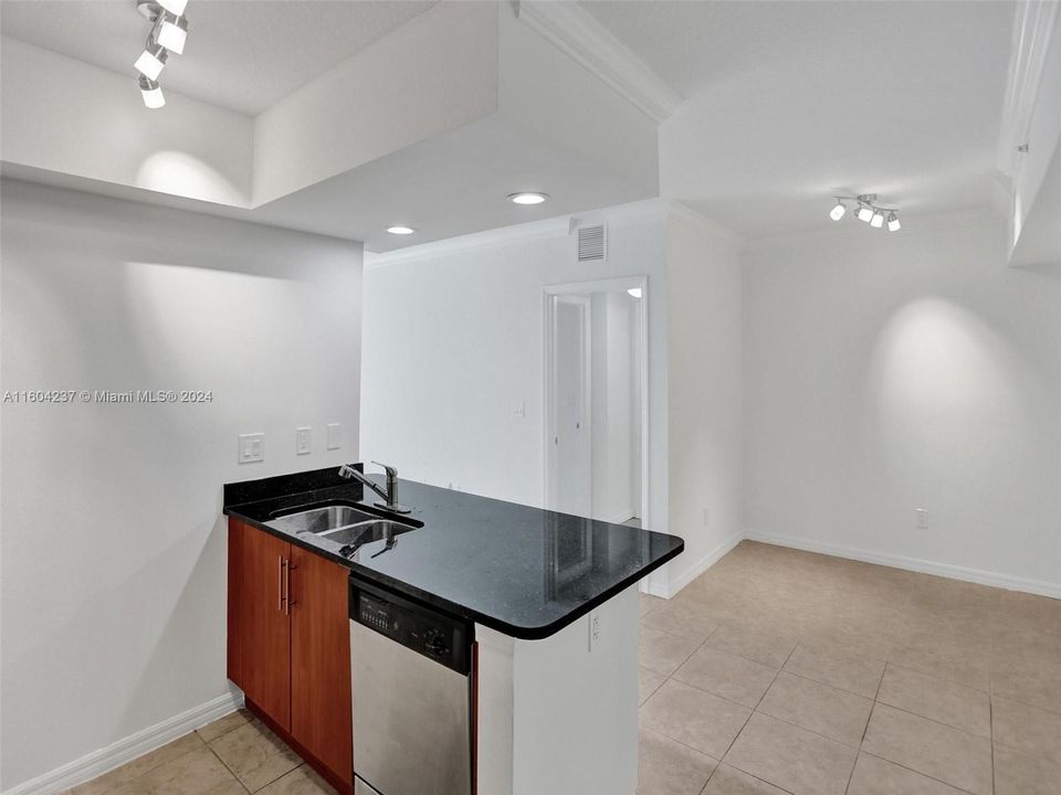 For Sale: $480,000 (2 beds, 2 baths, 1138 Square Feet)