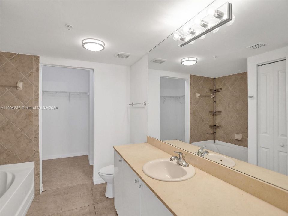 For Sale: $480,000 (2 beds, 2 baths, 1138 Square Feet)