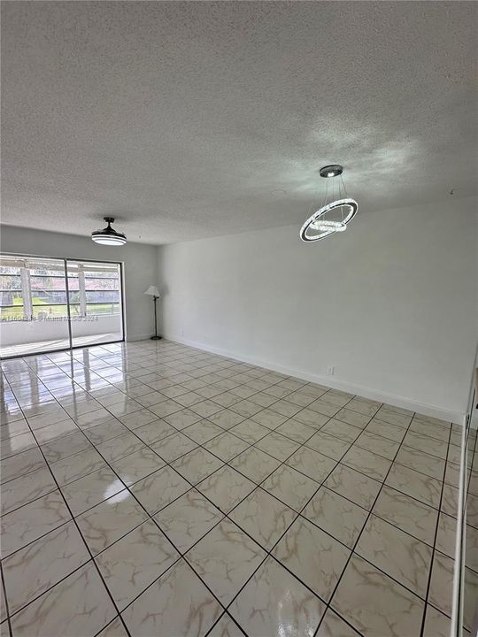 For Rent: $1,600 (2 beds, 2 baths, 925 Square Feet)