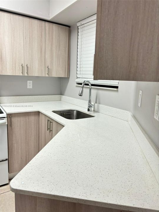 Active With Contract: $1,900 (1 beds, 1 baths, 796 Square Feet)