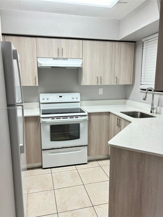 Active With Contract: $1,900 (1 beds, 1 baths, 796 Square Feet)