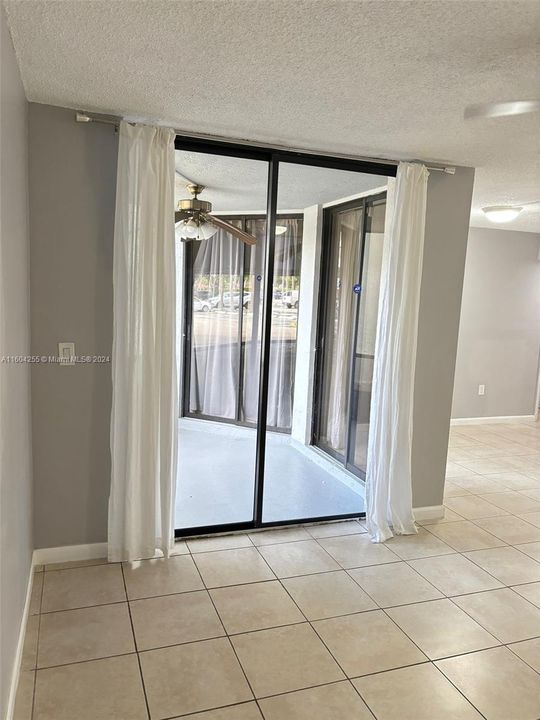 Active With Contract: $1,900 (1 beds, 1 baths, 796 Square Feet)