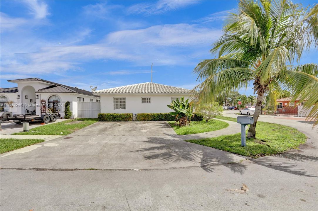 For Sale: $576,900 (4 beds, 2 baths, 1480 Square Feet)