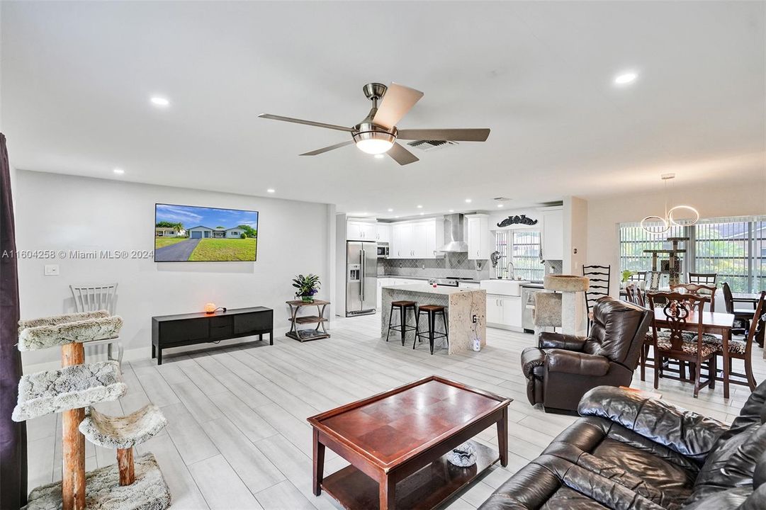 Active With Contract: $480,000 (2 beds, 2 baths, 1587 Square Feet)