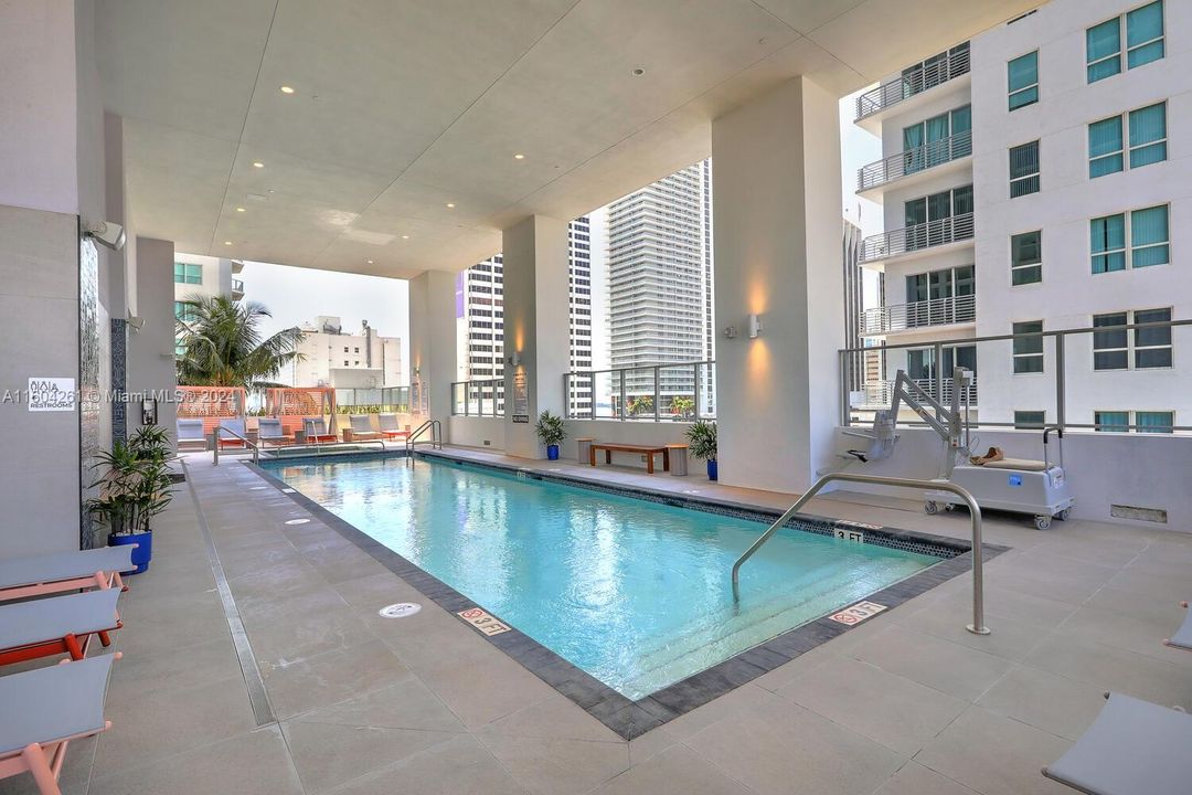 For Sale: $595,000 (1 beds, 1 baths, 549 Square Feet)