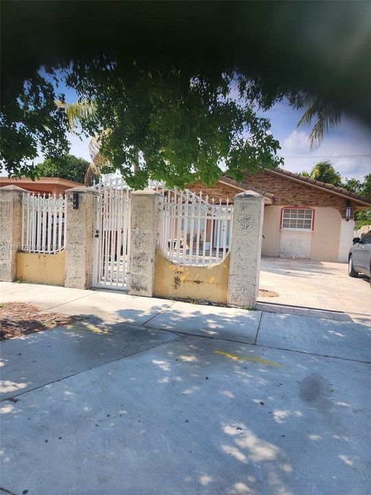 For Sale: $3,000,000 (3 beds, 2 baths, 1596 Square Feet)