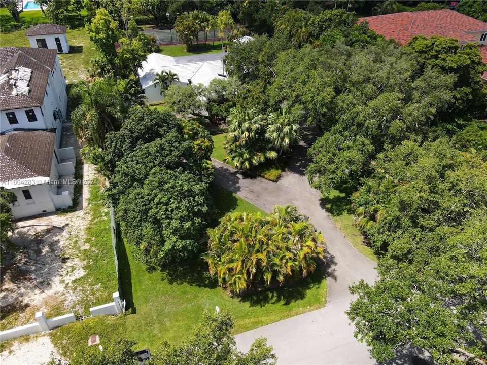 En Venta: $3,750,000 (0.93 acres)