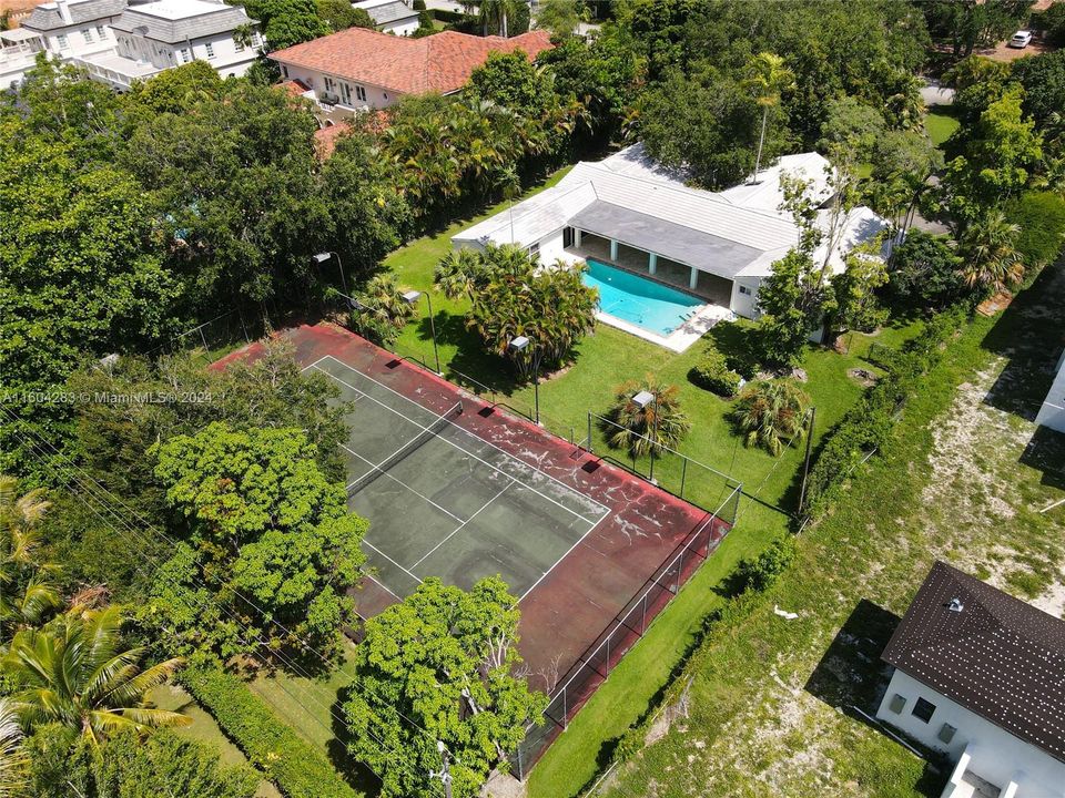 En Venta: $3,750,000 (0.93 acres)