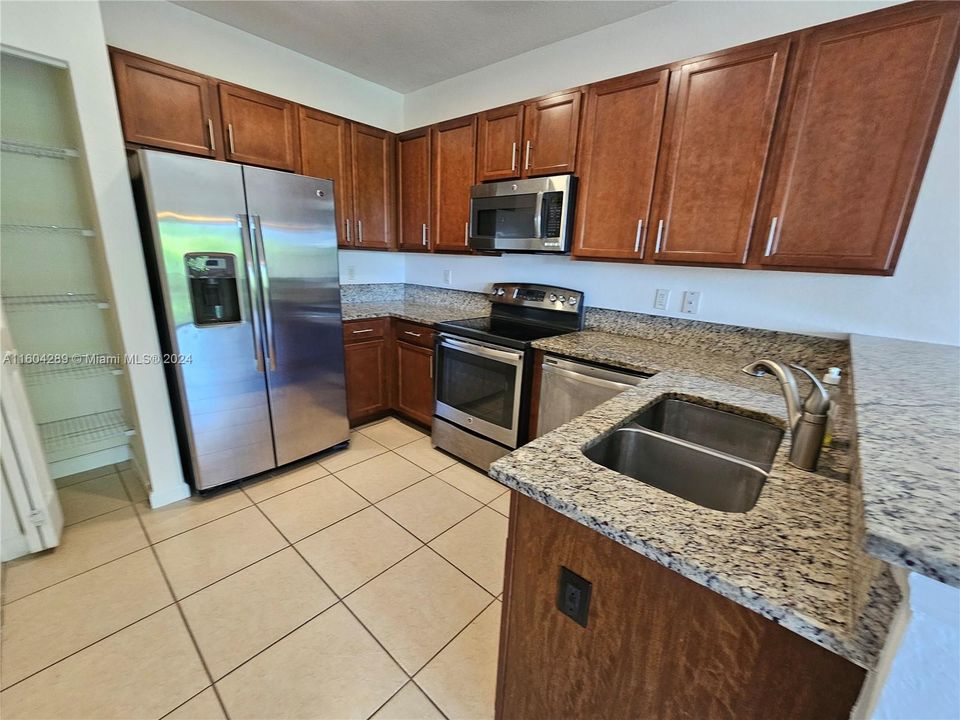 For Rent: $2,700 (2 beds, 2 baths, 1121 Square Feet)