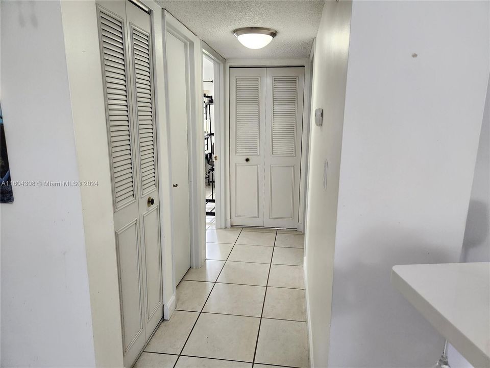 For Rent: $2,400 (2 beds, 2 baths, 965 Square Feet)