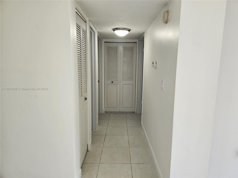 For Rent: $2,400 (2 beds, 2 baths, 965 Square Feet)