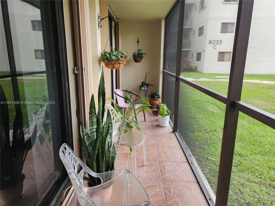 For Rent: $2,550 (2 beds, 2 baths, 965 Square Feet)