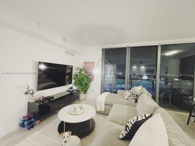 For Sale: $659,000 (2 beds, 2 baths, 972 Square Feet)