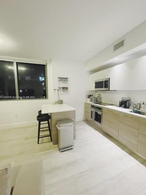 For Sale: $659,000 (2 beds, 2 baths, 972 Square Feet)