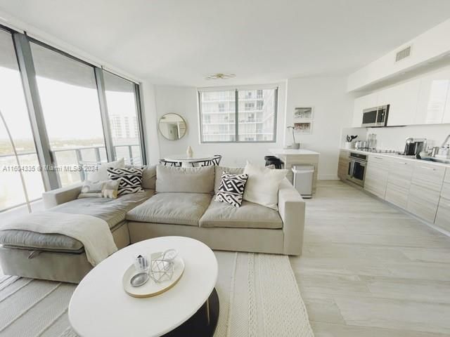 For Sale: $659,000 (2 beds, 2 baths, 972 Square Feet)