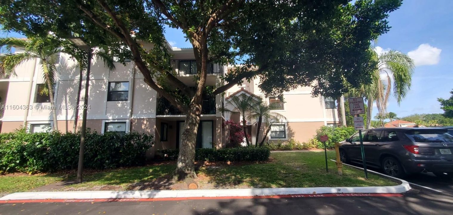 Active With Contract: $1,850 (1 beds, 1 baths, 777 Square Feet)
