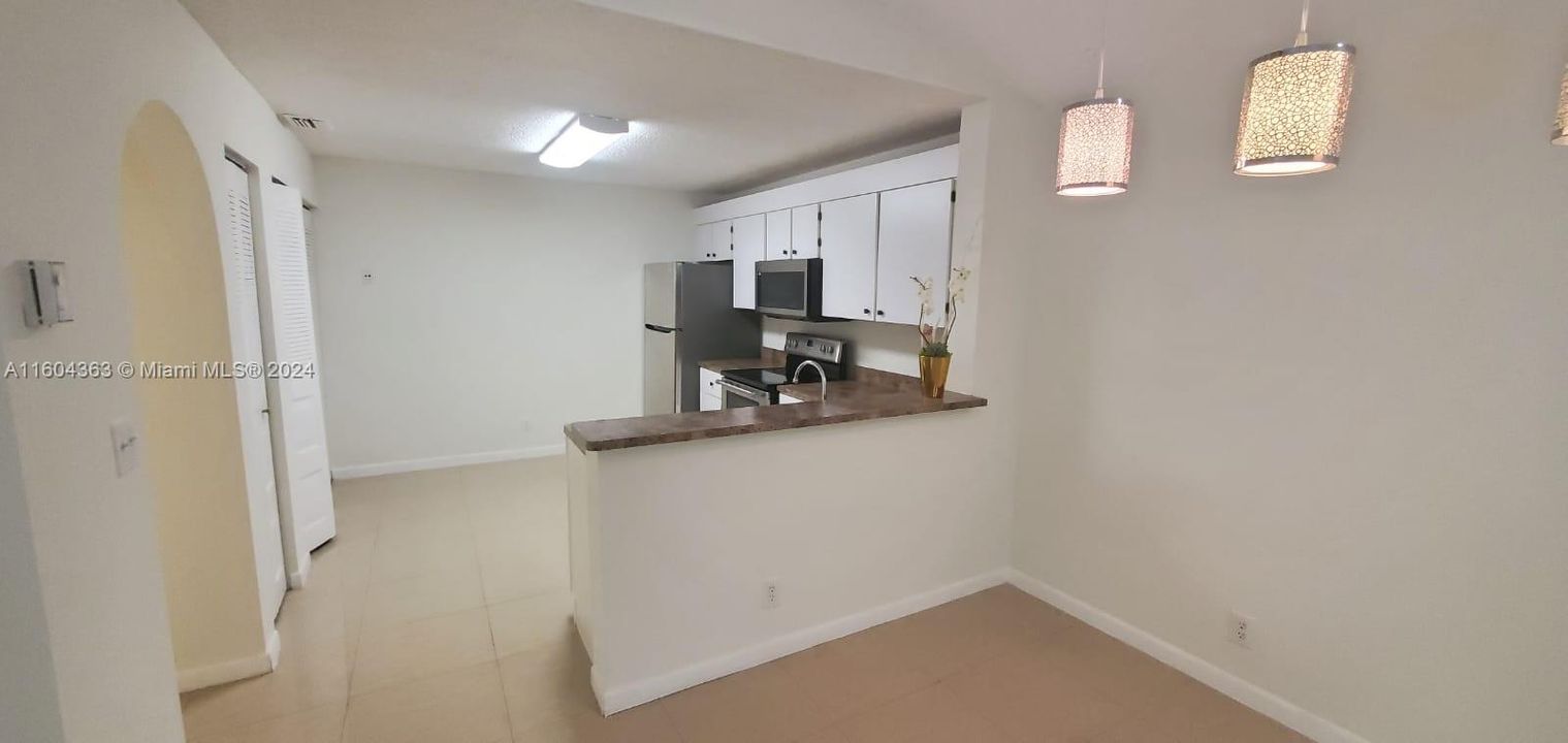 Active With Contract: $1,850 (1 beds, 1 baths, 777 Square Feet)
