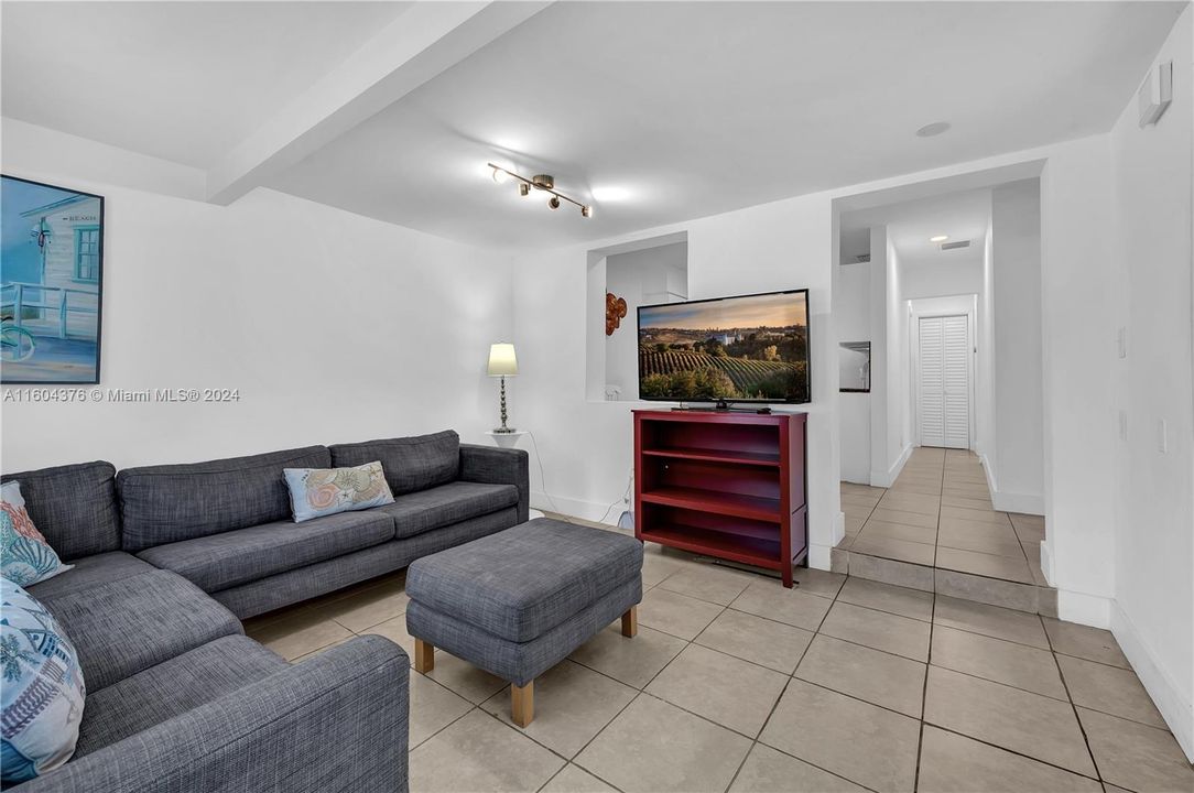 Active With Contract: $2,100 (2 beds, 1 baths, 4054 Square Feet)