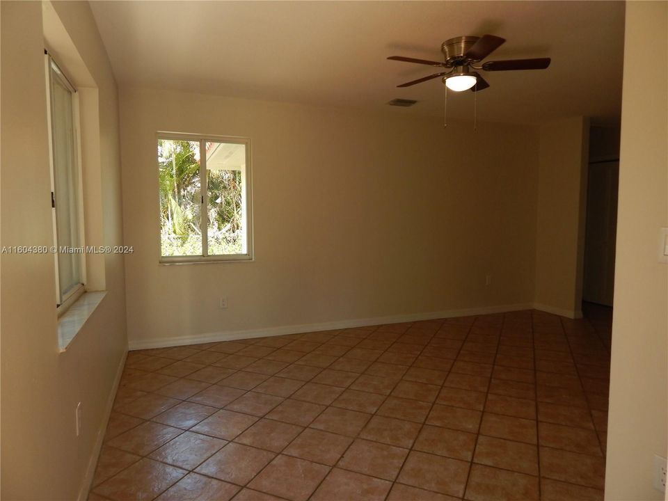 Recently Rented: $2,550 (2 beds, 1 baths, 852 Square Feet)