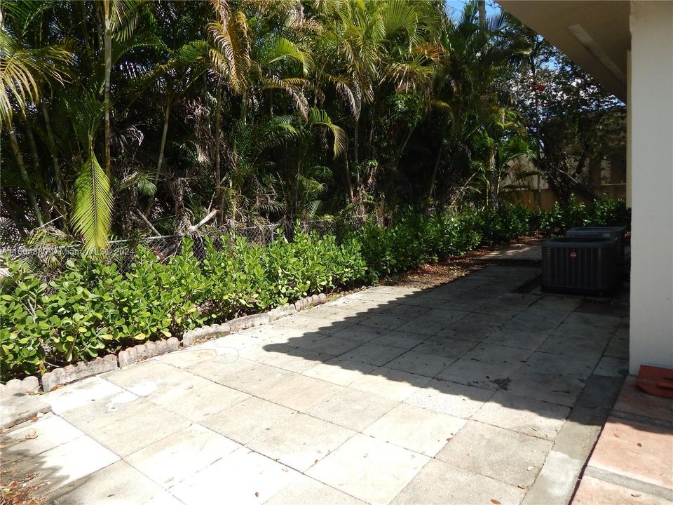 Recently Rented: $2,550 (2 beds, 1 baths, 852 Square Feet)