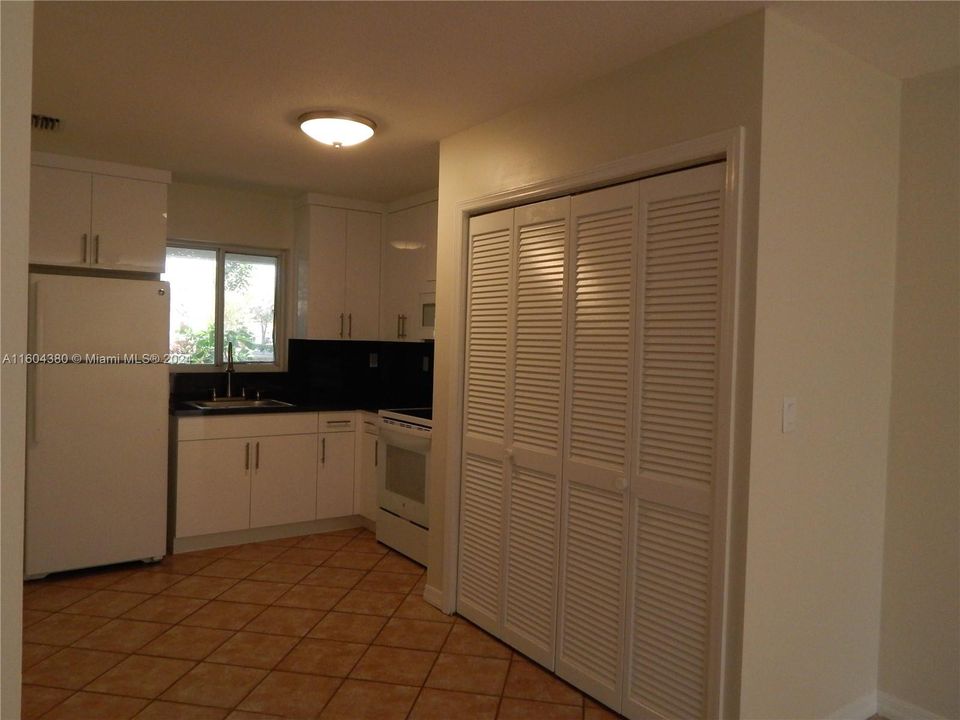 Recently Rented: $2,550 (2 beds, 1 baths, 852 Square Feet)