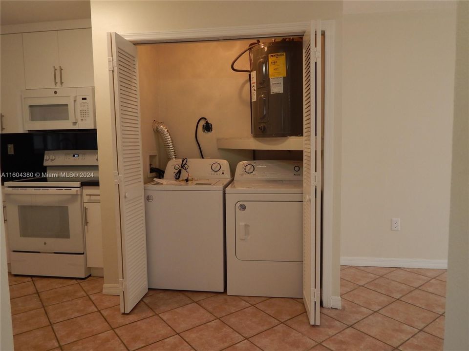 Recently Rented: $2,550 (2 beds, 1 baths, 852 Square Feet)