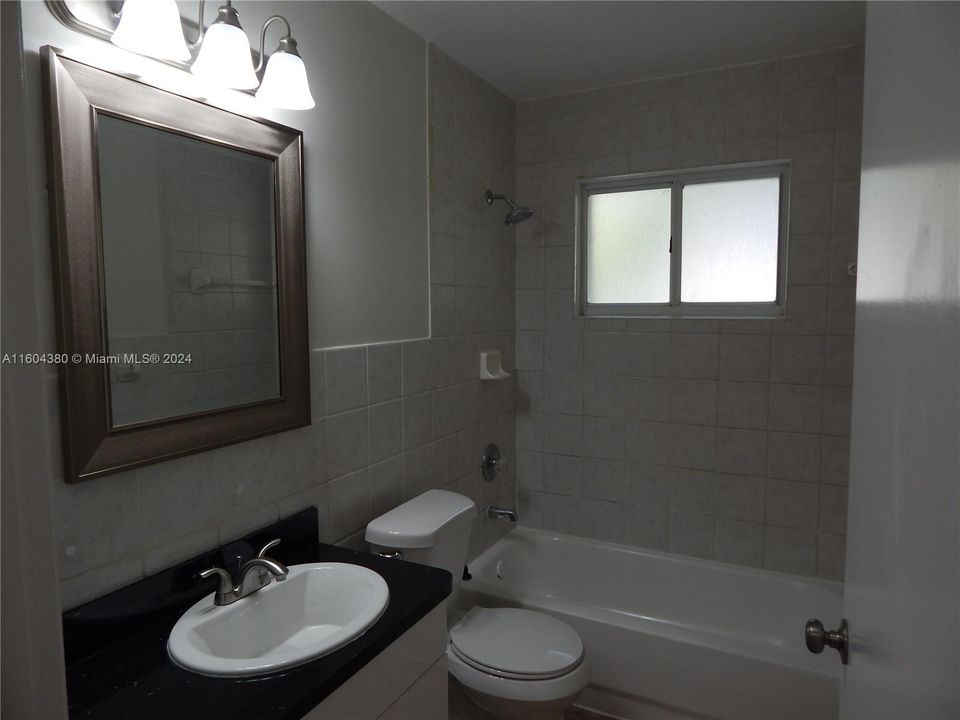 Recently Rented: $2,550 (2 beds, 1 baths, 852 Square Feet)