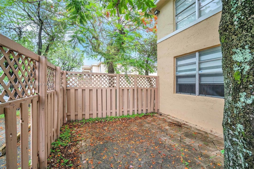 For Rent: $2,500 (2 beds, 2 baths, 1060 Square Feet)